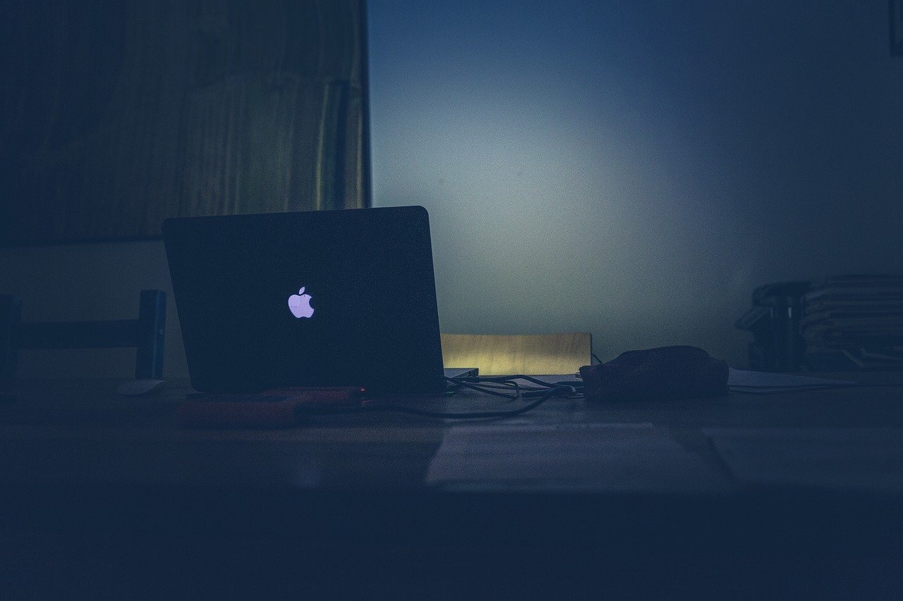 Dark mode Shopify store example